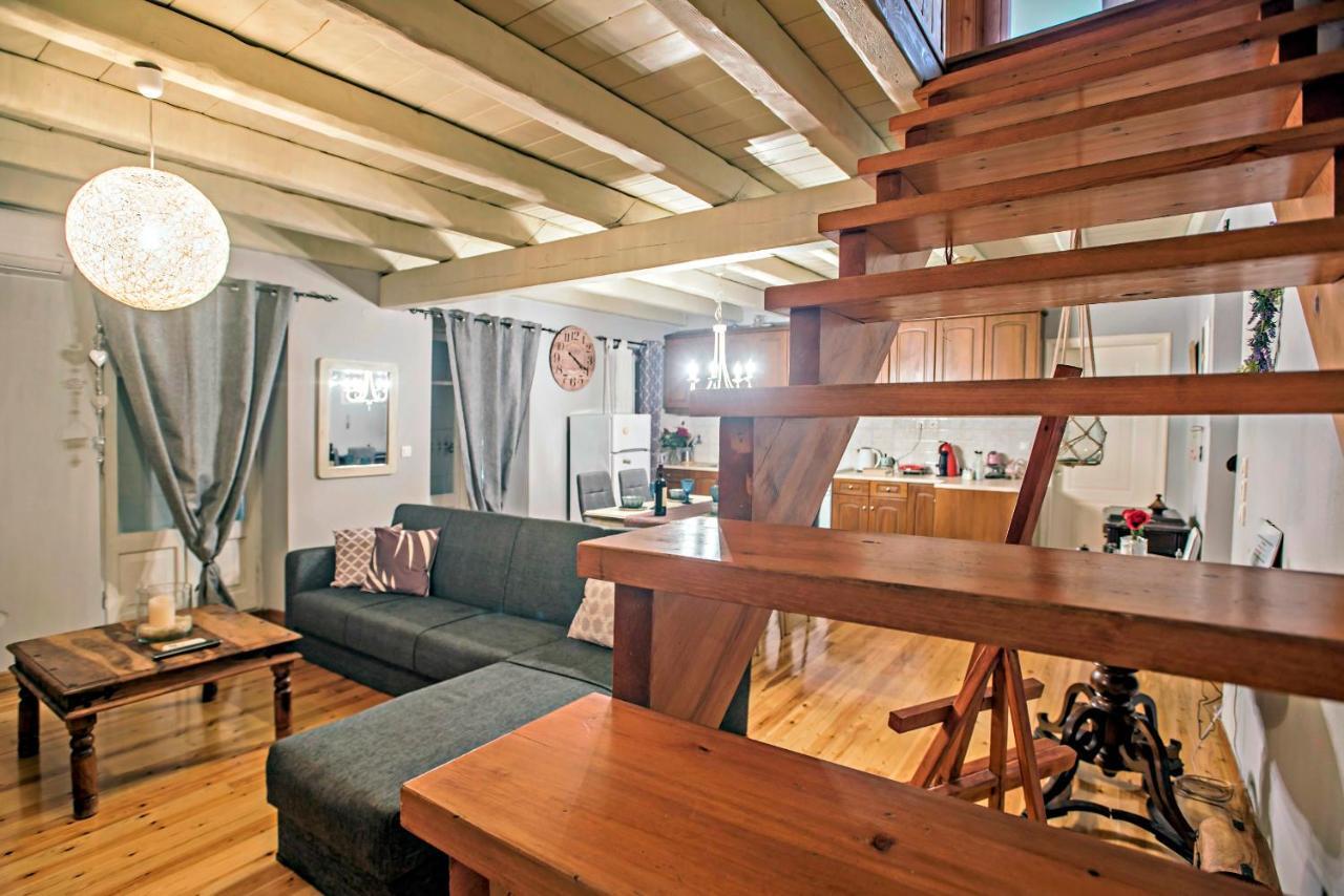 Апартаменты Luxury Family House With Backyard Mantouki Экстерьер фото